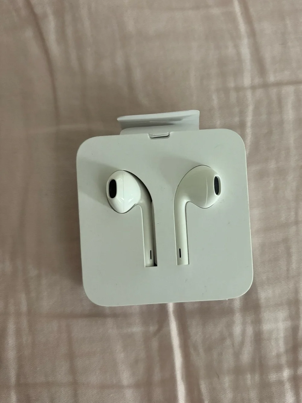 NWOT apple wired earpods original headphones !